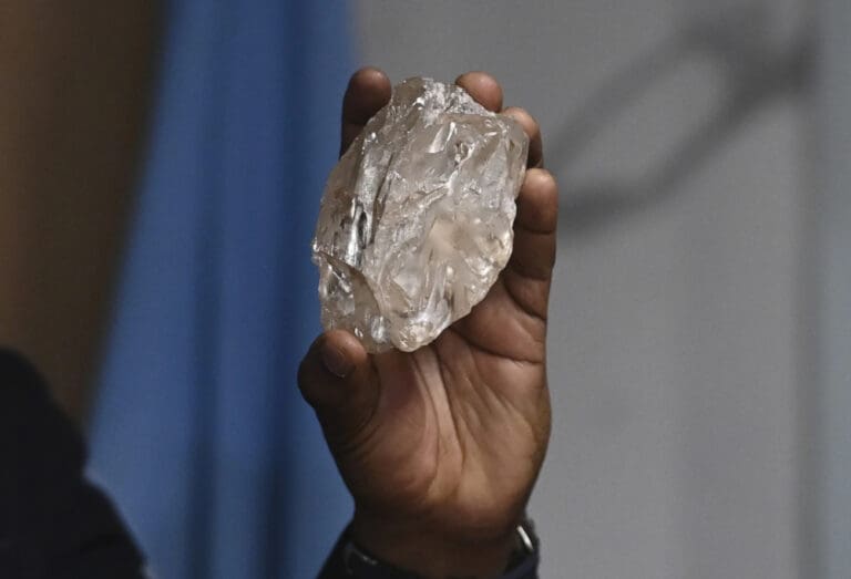Encuentran en Botsuana el segundo diamante más grande del mundo