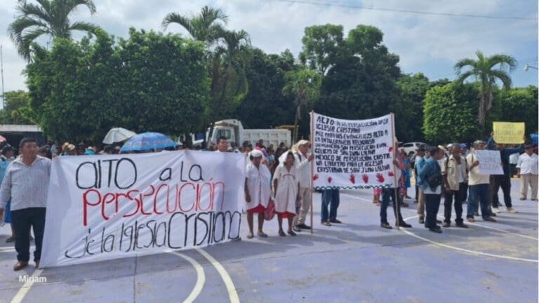 Comunidad católica en Oaxaca expulsa a familias y quema viviendas de quienes no profesan su religión