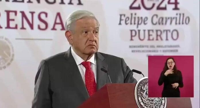 Acusa AMLO a al gobierno de Estados Unidos de injerencista tras declaraciones del embajador Ken Salazar sobre reformas.