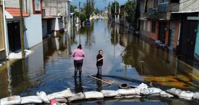 Chalco lleva 20 días inundado, agua sigue a 1.5 metros de altura; gobernadora pide paciencia, AMLO no irá a la zona.
