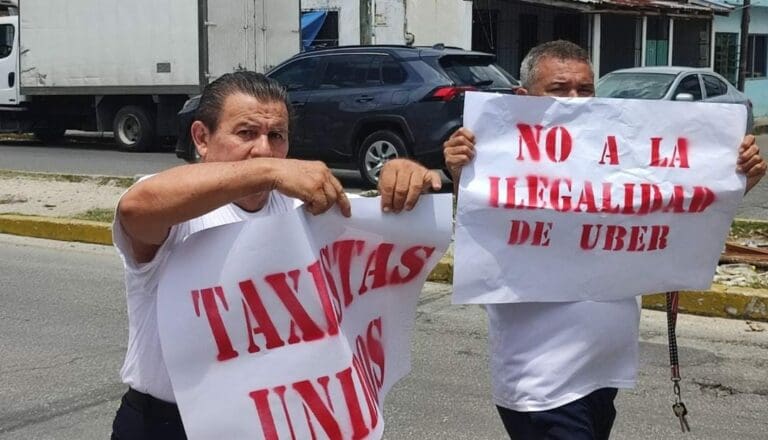 Los taxistas de Cancún salieron a las calles para protestar contra la operación de plataformas como Uber o Didi Express.