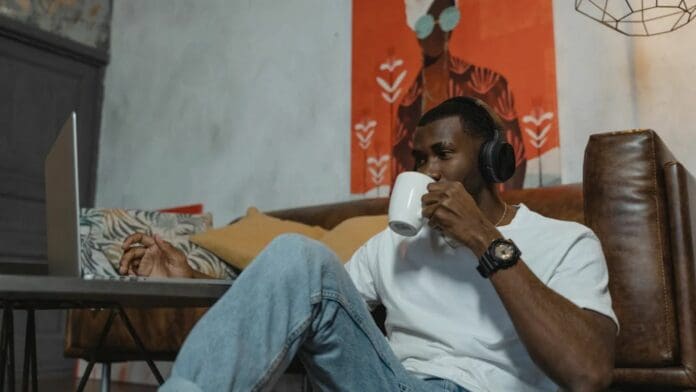 Conoce los riesgos de utilizar audífonos por tiempo prolongado