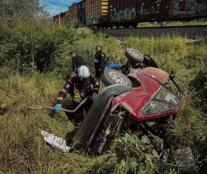Por querer ganarle el paso al tren, auto es embestido en Querétaro, hay cuatro muertos