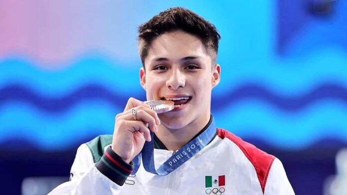Clavadista mexicano Osmar Olvera pide cambio de la medalla de bronce de París 2024 por lucir ‘despintada’