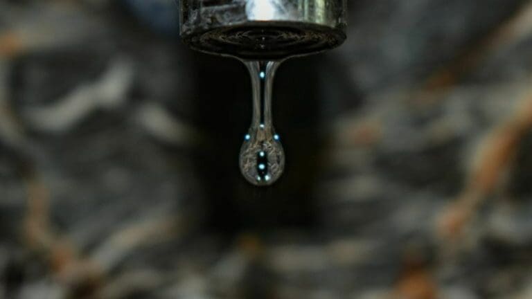 Nueva fuga de agua potable a la altura del Tren Maya afecta el servicio en Playa del Carmen