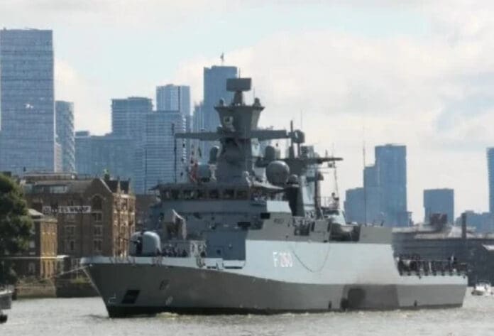 Video: Buque de guerra alemán entra en Inglaterra reproduciendo a todo volumen el tema de Darth Vader