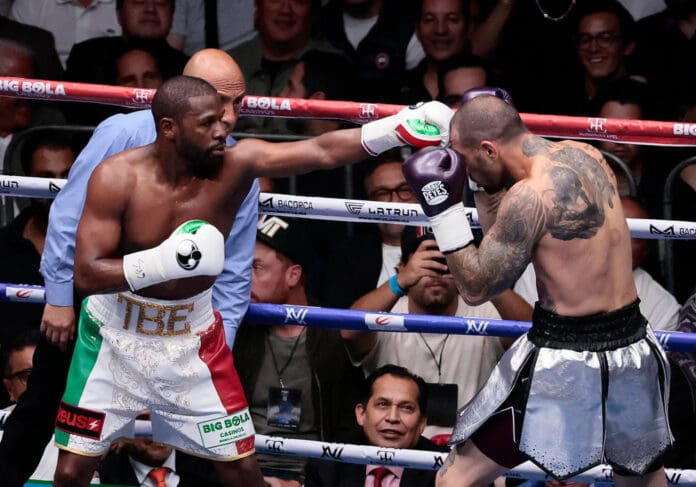 Video: Fanáticos abuchean a Floyd Mayweather y a John Gotti III tras su pelea en la Arena CDMX