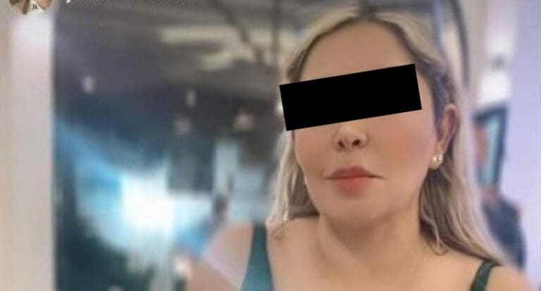 Lady Cucaracha; exhiben a mujer y familia por poner insecto en comida para no pagar en restaurante