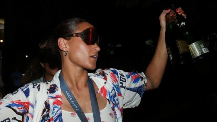 Video: Campeona olímpica en París 2024 rompió su medalla de oro en una fiesta