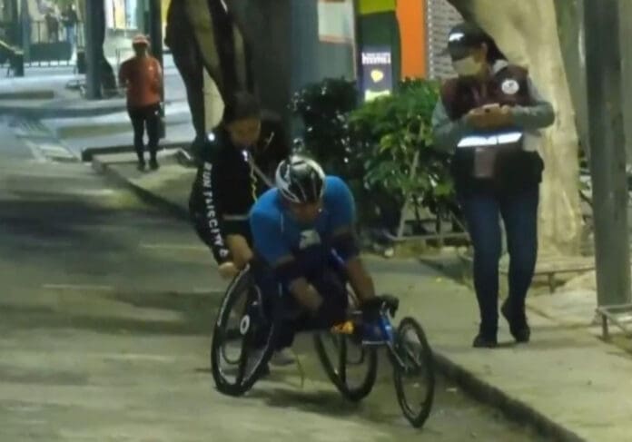 Video: Coladera causa fuerte accidente de competidor en silla de ruedas en el Maratón de la CDMX