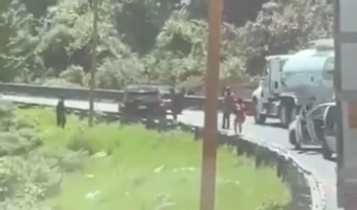 Activista y madre buscadora sufre el robo de su vehículo y pertenencias en Veracruz pese a tener escoltas de FGR.