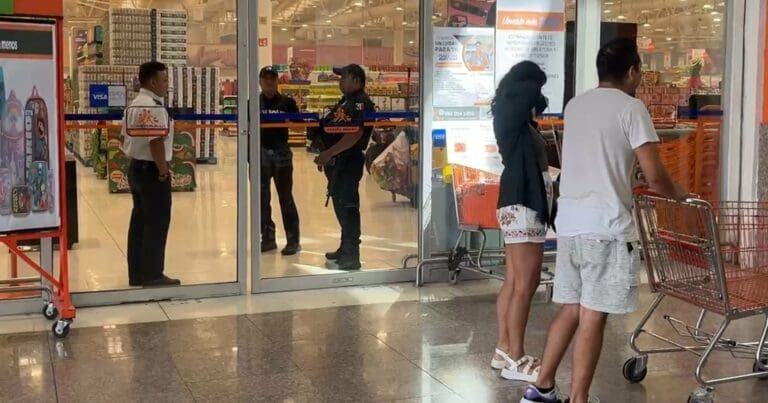 Reportan explosión al interior del área de panadería del Chedraui de Playa del Carmen