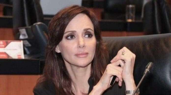 Asegura la panista Lilly Téllez que tanto AMLO como Claudia Sheinbaum le quieren quitar su senaduría plurinominal.