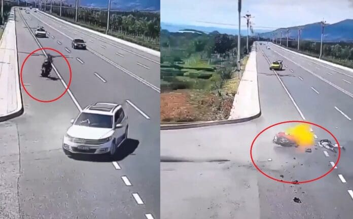 Video: Motociclista a exceso de velocidad se estrella contra un auto y se prende fuego en China