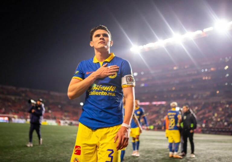 Viralizan video del futbolista Israel Reyes del Club América por no saber comer en un restaurante de lujo