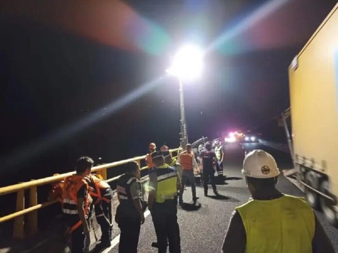 Muere conductor de un Mercedes Benz tras caer de un puente de 120 metros de altura en Veracruz