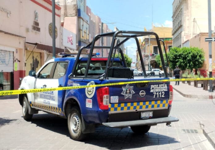 Sujetos prendieron fuego a un despacho de abogados y balearon a un hombre en Celaya, Guanajuato