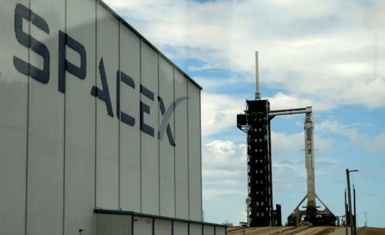 Aplaza SpaceX el lanzamiento de la misión que prevé la primera caminata espacial privada