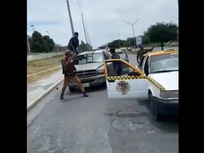Video: Atacan a machetazos a pasajero de taxi y lo dejan tirado en carretera de Nuevo León