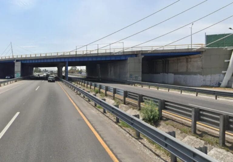 Hombre muere frente a su hija tras lanzarse desde un puente y ser atropellado por un camión en Puebla