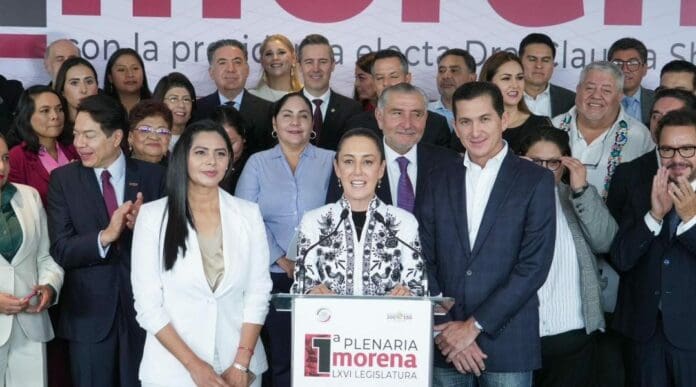 Claudia Sheinbaum dio la bienvenida a la Cuarta Transformación a los perredistas José Sabino y Araceli Saucedo.