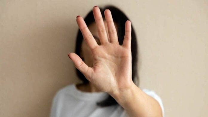 Hombre se cambia de género para evitar la cárcel por violencia machista