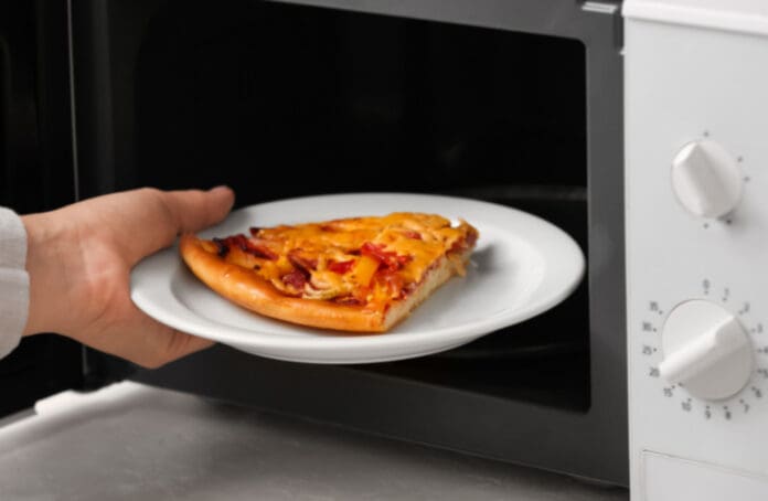 Mujer deberá pagar una multa de mil 500 euros por quemar una pizza en un microondas en Australia