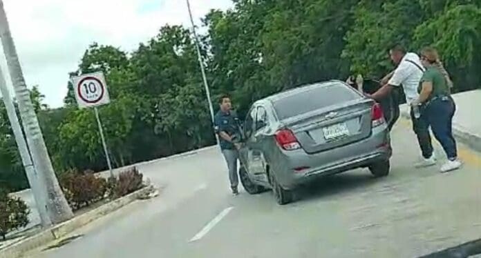 Un conductor de Uber se lleva de corbata a un transportista que se colgó de su auto en el aeropuerto de Cancún.