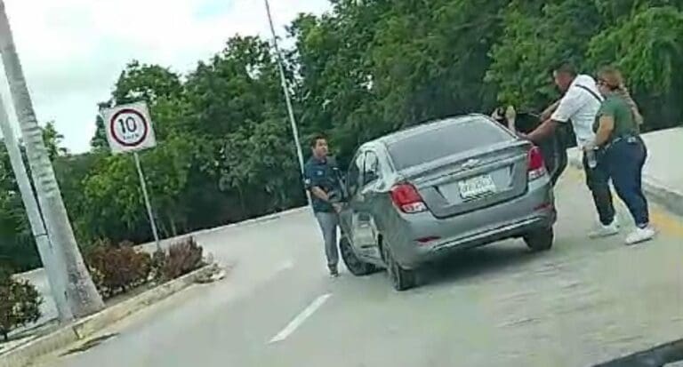 Video: Conductor de Uber se lleva de corbata a transportista que se colgó del auto en aeropuerto de Cancún