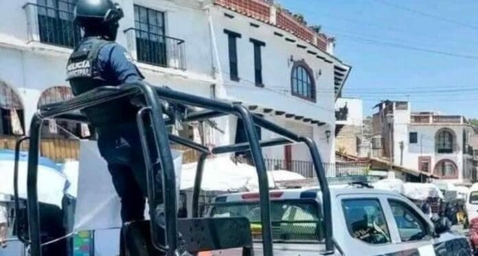 Detienen a cerca de 50 policías de Taxco, Guerrero por secuestro y no aprobar exámenes de control y confianza.