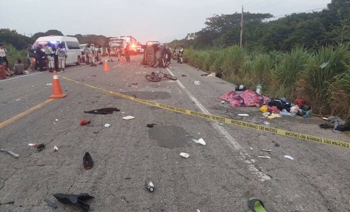 Automovilista arrolla a migrantes que iban en caravana en Oaxaca; reportan dos muertos y 19 heridos