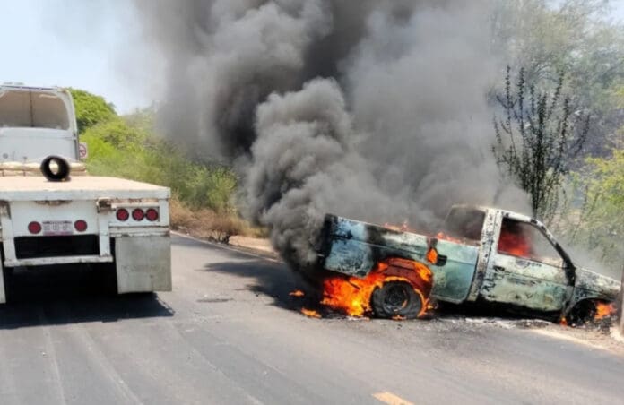 Suspenden clases y actividades comerciales por enfrentamiento entre narcos en Michoacán