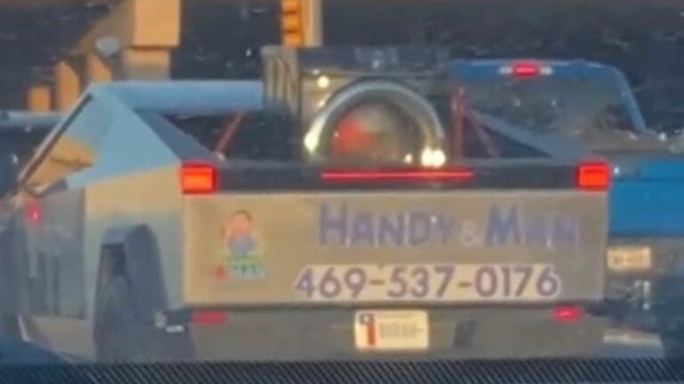 Video: Conductor pone a funcionar una lavadora en medio del tráfico gracias a su Cybertruck