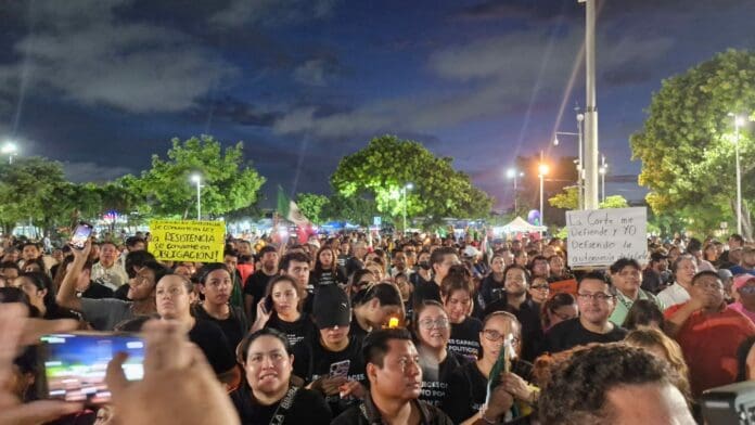 Se manifiestan cientos trabajadores del Poder Judicial contra las reformas de AMLO en el centro de Cancún.
