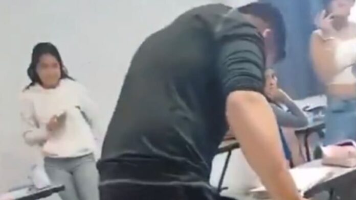 Video: Alumno azota fuertemente contra el piso a compañero en preparatoria de Actopan, Hidalgo