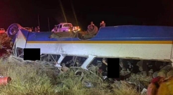Vuelca autobús con jornaleros agrícolas en Zacatecas; fallecen cuatro, incluidos una mujer embarazada y un menor.