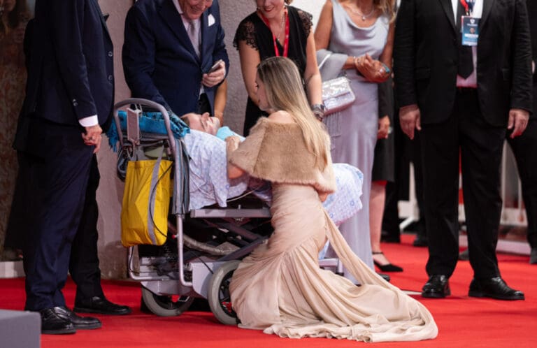 Video: Hombre con la “enfermedad de los huesos de cristal” cumple su sueño de conocer a Angelina Jolie en Italia