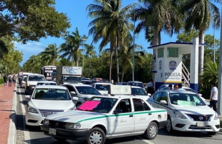Planean transportistas mega manifestación en Aeropuerto Internacional de Cancún contra servicio de Uber, Didi, Cabify e inDrive