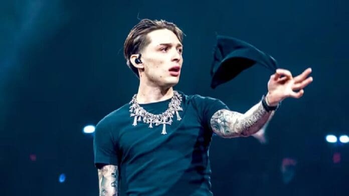 Peso Pluma interrumpe su concierto y lanza fuertes insultos al dueño del lugar en California