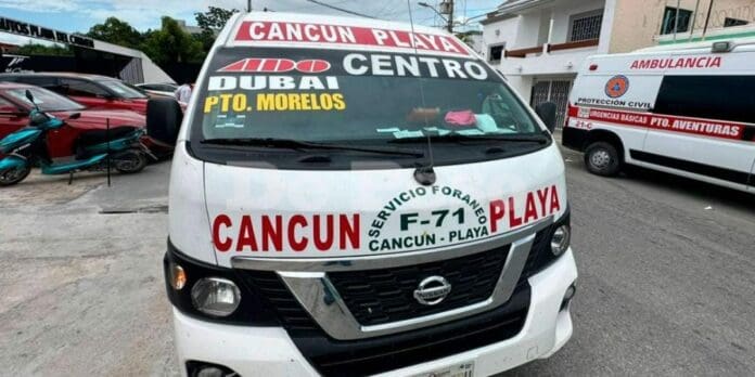 El chofer de una van foránea de la ruta Playa del Carmen-Cancún impactó a una mujer que iba a bordo de una motocicleta.