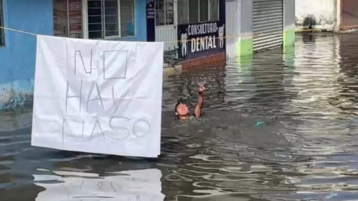 Video: Captan a joven nadando en aguas negras de Ecatepec, Edomex