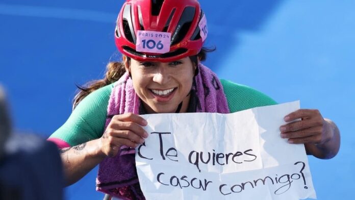 La paratleta mexicana Brenda Osnaya le propone matrimonio a su novia tras competir en París 2024