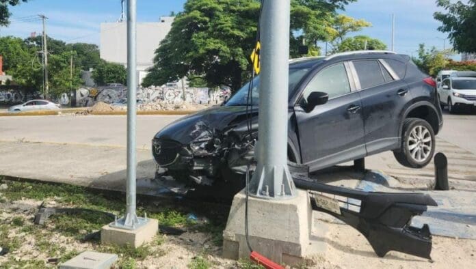 Un conductor terminó incrustando su automóvil, en pleno centro de Cancún, muy cerca de la Plaza Las Américas.