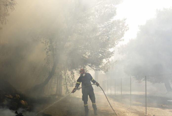 Una mujer fue detenida en Grecia por provocar incendios para poder coquetearle a los bomberos