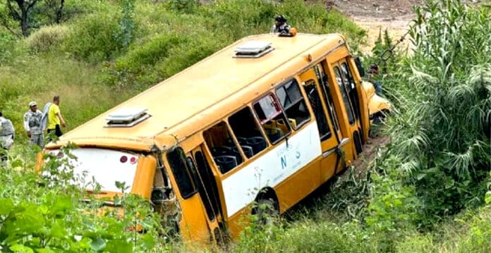 Video: Vuelca camión con estudiantes en Celaya, Guanajuato; hay 40 lesionados y una fallecida