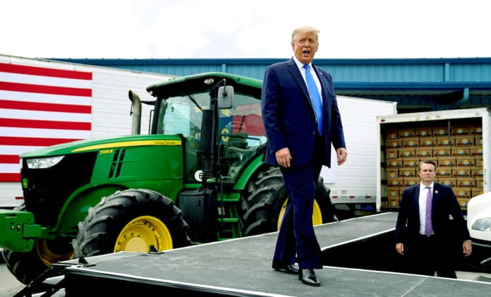 Amenaza Trump a fabricante de tractores con aranceles de 200% si traslada su producción a México