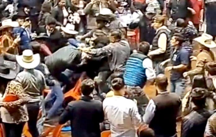 Video: Deja ocho lesionados un zafarrancho en jaripeo de Pachuca