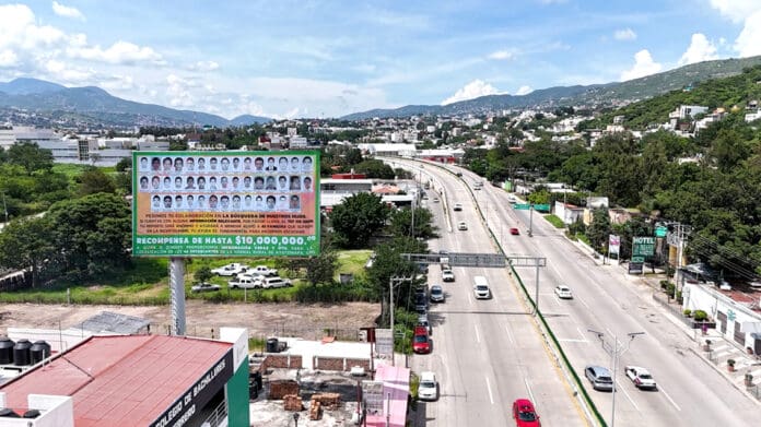 Colocan espectaculares de los 43 en Guerrero; ofrecen hasta 10 mdp por informes