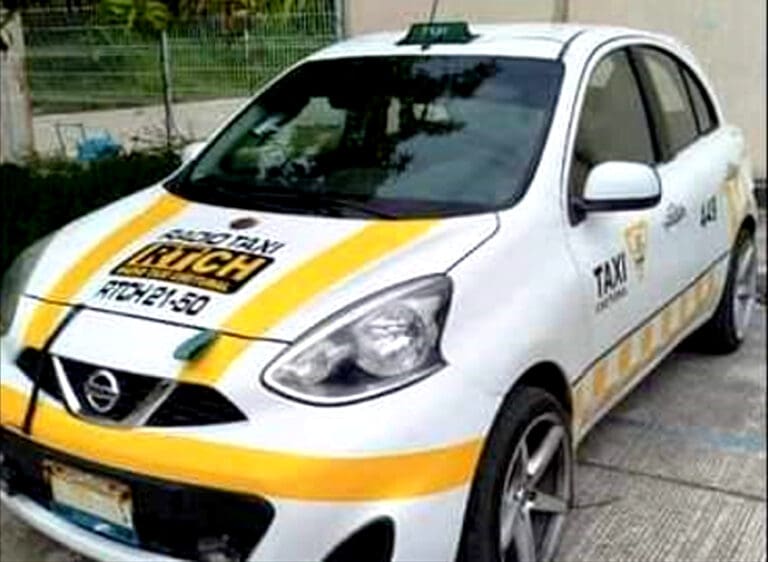 Abandonan taxi con tres cuerpos al sur de Quintana Roo; campesino realiza el macabro hallazgo