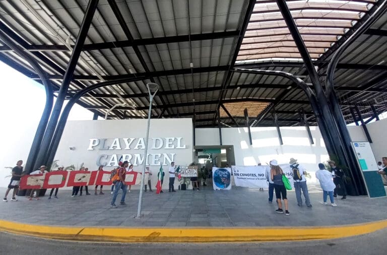 Video: Protestan ambientalistas por continuación de obras del Tren Maya en Playa del Carmen